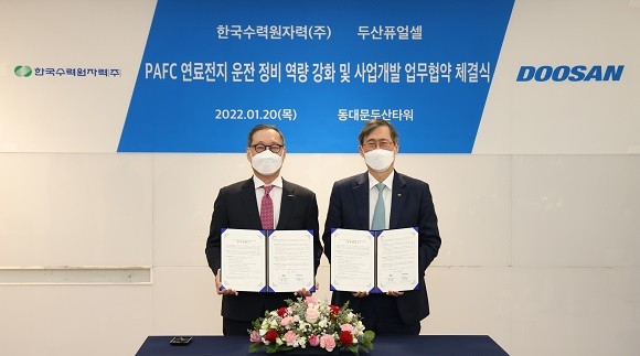 한수원과 두산퓨얼셀이 연료전지 주기기 운전·정비 역량 확보를 위한 업무협약을 체결했다. 왼쪽 정형락 두산퓨얼셀사장, 오른쪽 정재훈 한수원 사장. ⓒ 한국수력원자력