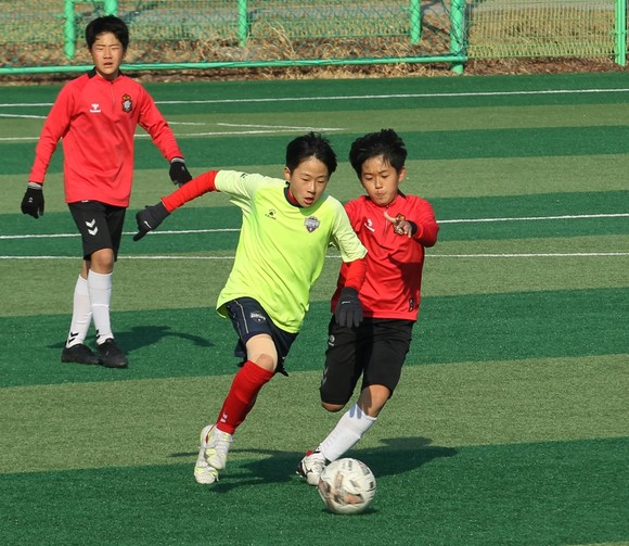 초등부 축구팀이 함안 축구장에서 전지훈련을 하고 있다. ⓒ 프라임경제