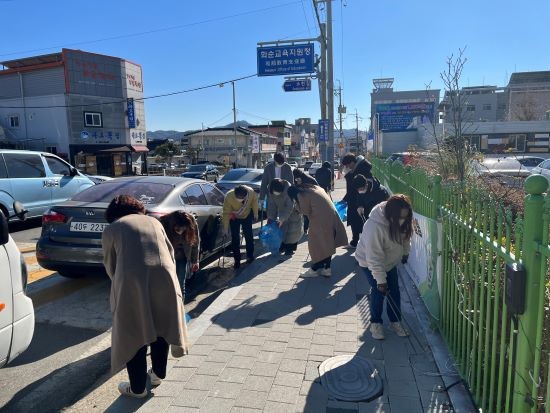 지난 19일 화순군청 직원들이 설맞이 화순읍 시가지 대청소를 하고 있다. ⓒ 화순군
