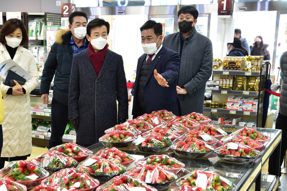 조규일 시장이 중부농협 로컬푸드 현장을 방문하고 있다. ⓒ 진주시