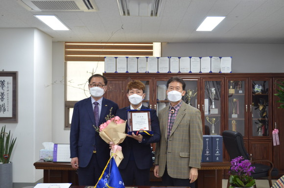 김택세 회장이 임충효 지도자에게 대한체육회장 표창패를 수여하고 있다. ⓒ 진주시체육회