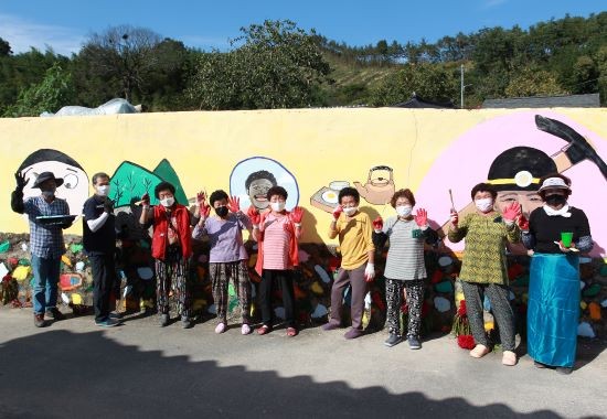 지난 2020년 화순군 동면 가로마을(가리개공동체) 주민들이 마을 입구 담장에 벽화를 그린 후 기념 촬영을 하고 있다. ⓒ 화순군