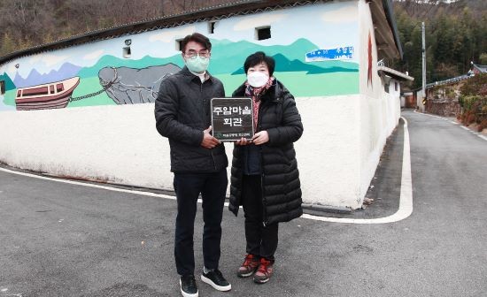 2020년 중간지원 조직인 화순군 마을공동체혁신센터가 설립, 운영되면서 화순 지역 공동체 활동이 활발해 졌다. 류기준(사진 왼쪽) 화순군 마을공동체혁신센터장이 정은자 한천면 주암마을 공동체 대표에게 공동체 현판을 전달하고 있다. ⓒ 화순군