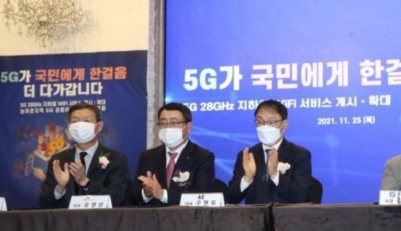 (왼쪽부터) 환현식 LG유플러스 대표이사 사장, 유영상 SK텔레콤 대표이사 사장, 구현모 KT 대표이사가 지하철 와이파이 실증 행사에 참석했다. ⓒ 연합뉴스