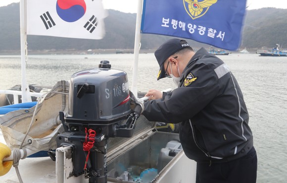 연안구조정 인화성물질 점검중인 보령해경 이원재 서장. ⓒ 보령해경