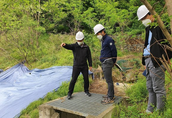 용운국제수영장 급경사지 보수공사 현장에 대한 안전검찰을 실시하여 옹벽 배수시설 설치위치를 변경 모습. ⓒ 대전시
