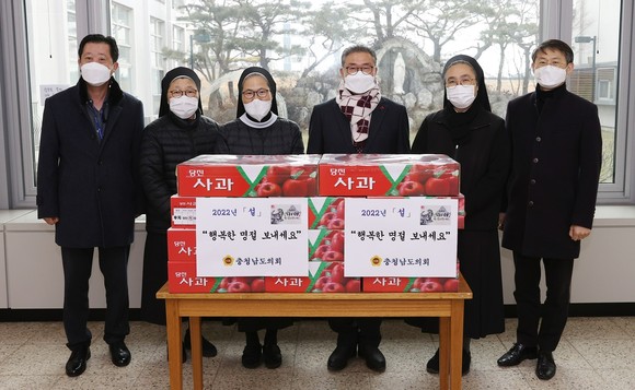 사회복지시설 위문 후 기념촬영 모습. ⓒ 의회사무국