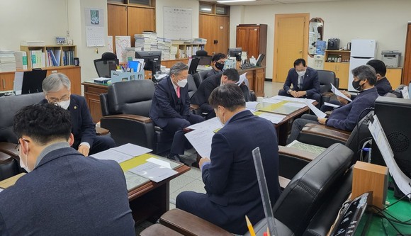26일 충북도의회 교육위원회 '중대재해 처벌 등에 관한 법률' 간담회 개최 모습. ⓒ 의회사무국