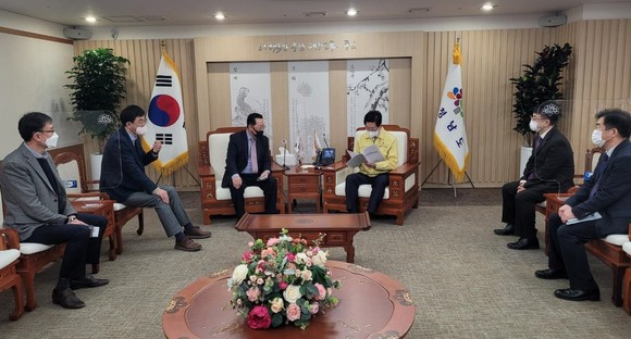 지난 26일 충남도청에서 박대환 천안시 건설교통국장(가운데 왼쪽)이 양승조 충남도지사(가운데 오른쪽)에게 도비 확보가 시급한 현안 사업을 설명하고 있다. ⓒ 천안시