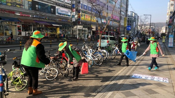 아름동 자율방재단은 27일 설맞이 환경정화활동을 실시하고 있다. ⓒ 세종시