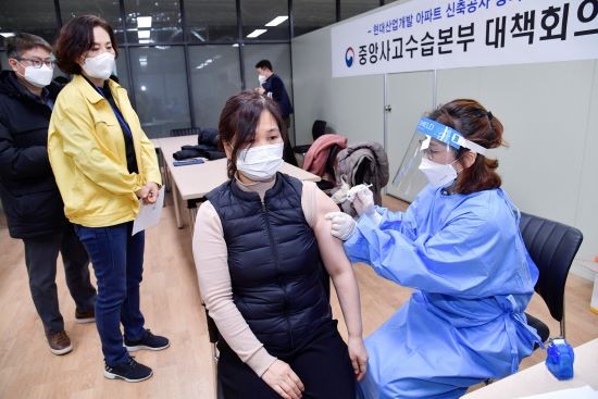 27일 오후 현대산업개발 아파트 신축공사 붕괴사고 중앙사고수습본부 대책회의실에서 서구보건소 의료진들이 구조수습 관계자 등 현장 근무자들에게 3차 백신 접종을 하고 있다. ⓒ 광주광역시