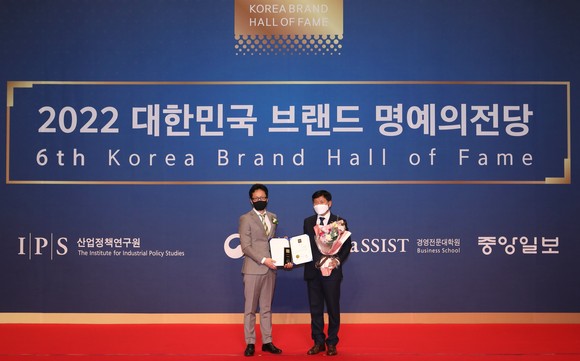 김종성 서부발전 발전처장(오른쪽)과 정재학 대한민국 브랜드 명예의 전당 심사위원장(서강대학교 경영대학 교수). ⓒ 서부발전