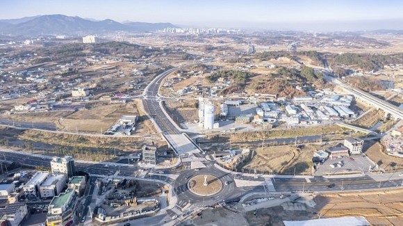 내포첨단산업단지 진입도로 전경. ⓒ 홍성군