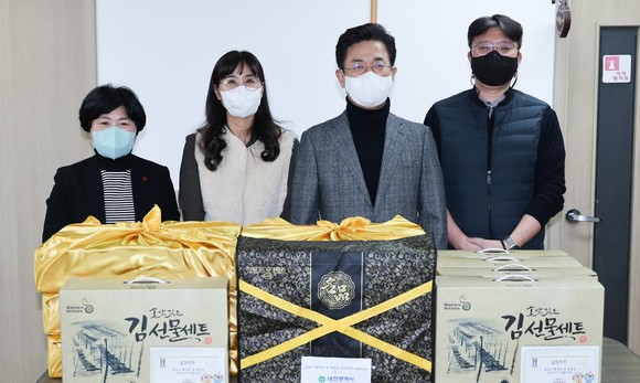 허태정 대전시장은 28일 설 명절을 맞아 위문품을 전달 후 기념촬영을 하고 있다. ⓒ 대전시