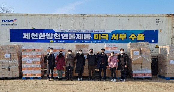 지난 28일 제천 한방천연물제품 미국 서부지역 수출기념촬영 모습. ⓒ 제천시