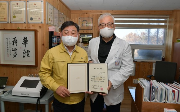 예산군 산업보건의 위촉식을 개최 후 기념촬영을 하고 있다. ⓒ 예산군