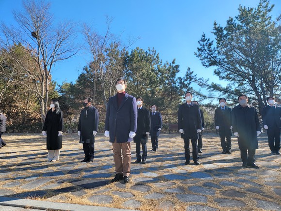강민국 의원과 도·시원들이 충혼탑을 참배하고 있다. ⓒ 프라임경제