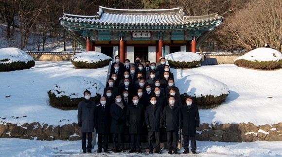 지난 1일 김석환 군수와 관계자들이 군민 안녕과 화합의 해가 되길 기원하며 임인년 새해 충령사를 방문해 참배 후 기념촬영을 하고 있다. ⓒ 홍성군