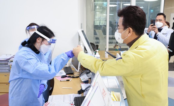허태정 대전시장이 지난 31일 미즈제일 여성병원을 방문해 애로사항을 청취하고 관계자를 격려했다. ⓒ 대전시