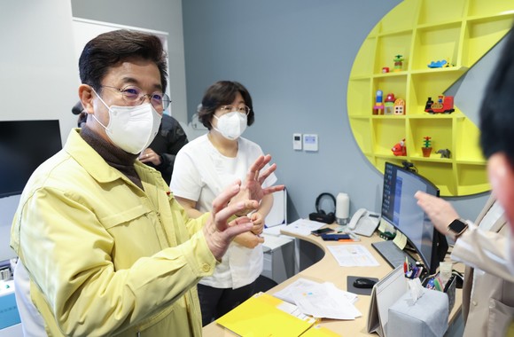 지난 31일 봉키병원을 방문해 애로사항을 청취하고 관계자를 격려하고 있는 허태정 시장. ⓒ 대전시