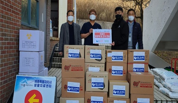 세종시는 지난 27일 국제구호단체 NGO ㈔월드프렌즈와 공직자 등을 위해 응원물품을 전달 후 기념촬영을 하고 있다. ⓒ 세종시