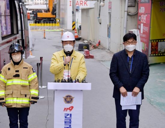 이용섭 시장이 광주 서구 화정동 현대산업개발 아파트 신축공사 붕괴사고 현장에서 브리핑을 하고 있다. ⓒ 광주광역시