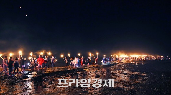 무창포 신비의 바닷길 횃불어업 재현 모습. ⓒ 프라임경제