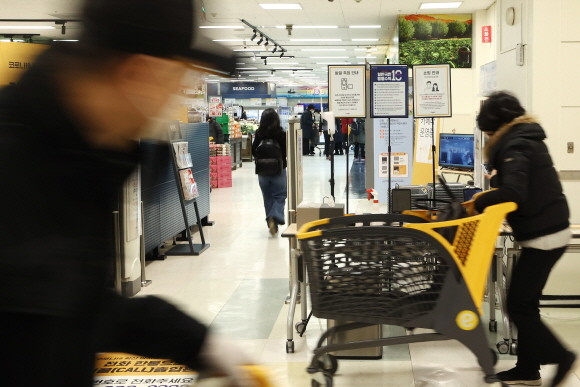 오는 7일부터 백화점, 마트 등 대규모 점포에서 호객행위, 이벤트성 소공연, 매장 내 취식이 금지된다. © 연합뉴스