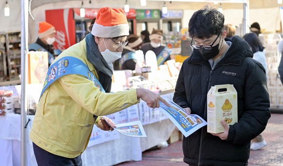 김정섭 시장이 정안알밤휴게소에서 판촉 홍보활동을 하고 있다. ⓒ 공주시