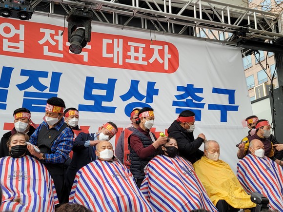 25일 코로나피해자영업총연합(코자총)이 서울 여의도 국회의사당 인근에서 '분노의 299인 릴레이 삭발식'을 진행했다. = 윤수현 기자