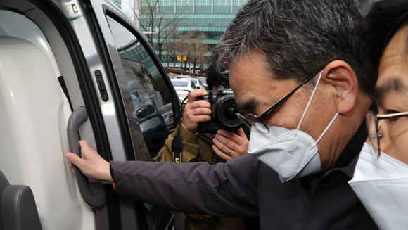 대장동 개발사업 특혜로 50억원에 달하는 뇌물을 챙긴 혐의를 받는 곽상도 전 의원이 4일 오후 서울중앙지법에서 영장실질심사를 마쳤다. ⓒ 연합뉴스