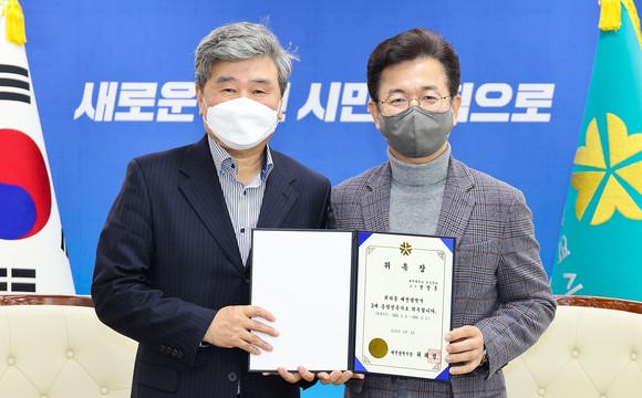대전대 건축학과 전영훈 교수가 4일 대전시 2대 총괄건축가로 위촉 후 기념촬영을 하고 있다. ⓒ 대전시