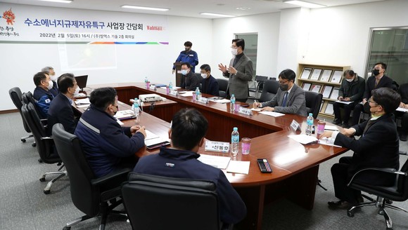지난 5일 '수소에너지 전환 규제자유특구' 기업체를 찾아 임직원들을 격려하고 있는 양승조 지사. ⓒ 충남도