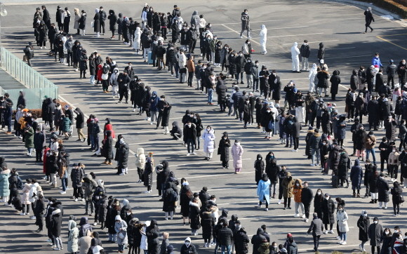 7일 0시 기준 코로나19 신규 확진자는 3만5286명 늘어 누적 104만4963명을 기록했다. © 연합뉴스