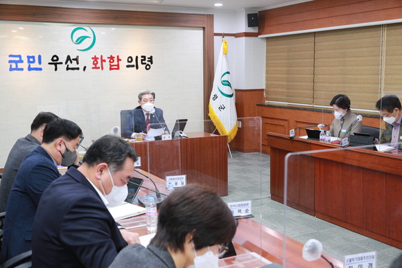 오태완 군수가 2022년 인구정책 추진상황 회의를 주재하고 있다. ⓒ 의령군