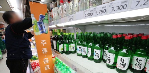 7일 대한주정판매는 소주에 들어가는 핵심 원료 주정 가격을 7.8% 인상했다. ⓒ 연합뉴스