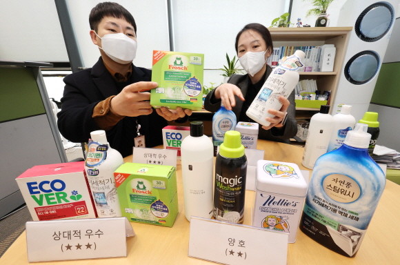 한국소비자원 관계자들이 7일 식기세척기 세제 8개 제품을 대상으로 시험·평가한 내용을 설명하고 있다. © 연합뉴스