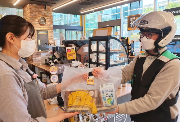 이마트24가 자체 모바일앱 배달서비스를 통해 주문하는 고객에게 배달비 없이 서비스를 이용할 수 있는 이벤트를 마련했다. © 이마트24