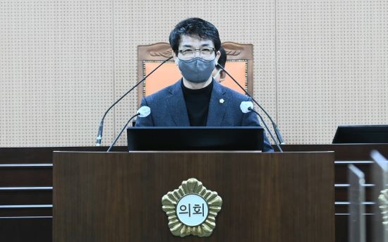 이정철 의원(양산, 건국, 신용동)이 8일 열린 제275회 임시회 제1차 본회의에서 5분 자유발언을 통해 신용동 행정복합타운 건립에 따른 교통혼잡과 주차난 해소를 위한 특단의 대책 마련을 촉구하고 있다. ⓒ 광주광역시 북구의회