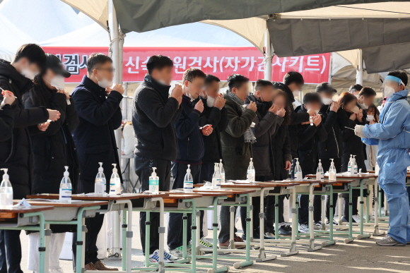 정부는 9일 코로나19 신규 확진자 수가 처음으로 5만여명에 이를 것으로 예상했다. © 연합뉴스