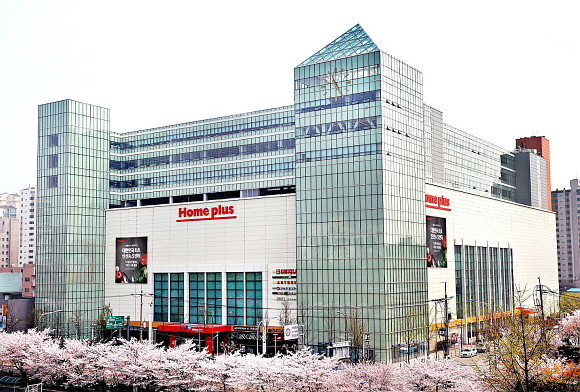 홈플러스가 납품업체들에게 가격할인 판촉비용을 떠넘기는 '갑질'을 한 사실이 적발돼 과징금 약 24억원을 부과받았다.ⓒ 홈플러스