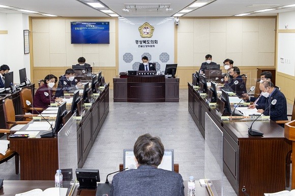 제328회 임시회 건설소방위원회 회의를 개최 하고 있다. ⓒ 경북도의회
