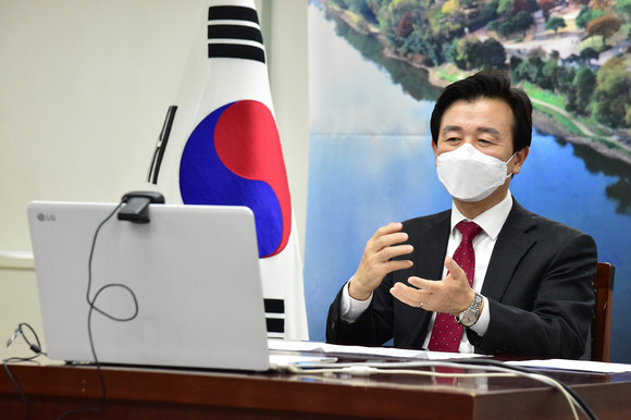 조규일 시장이 한국읍성 유네스코 세계유산 공동등재를 목표로 전국 4개 읍성지자체 화상회의에 참여하고 있다. ⓒ 진주시