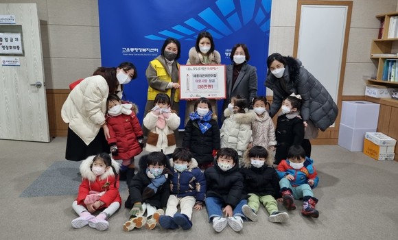 국공립 세종라온어린이집이 지난 8일 고운동 행정복지센터를 찾아 성금 30만원을 전달 후 기념촬영을 하고 있다. ⓒ 세종시