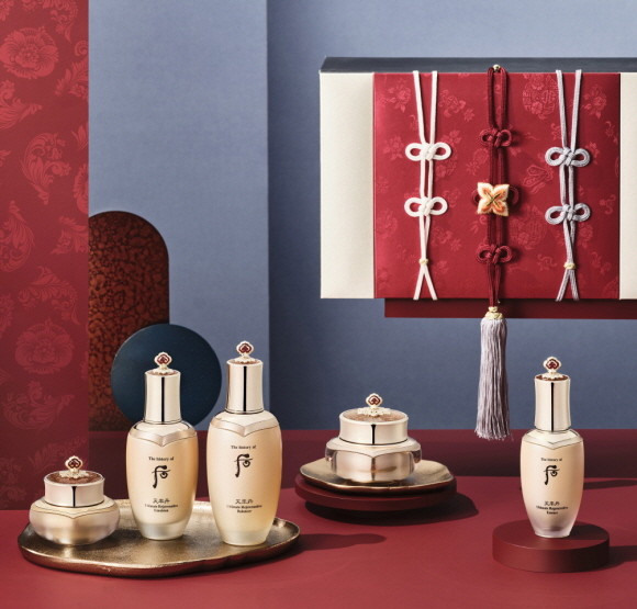 LG생활건강이 매듭 명인과의 만남으로 왕실의 격조 높은 예와 고귀한 기품을 전하는 정성의 예술 '후 천율단 태후세트'를 선보였다. © LG생활건강