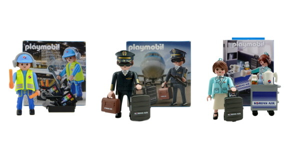 이마트가 대한항공과 플레이모빌이 협업한 승무원/조종사/정비사 피규어 3종을 판매한다. © 이마트