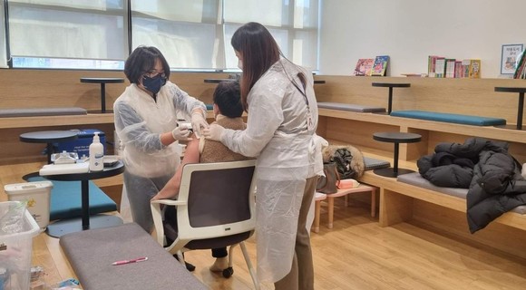 천안시가 외국인 밀집지역 2개소에서 '찾아가는 코로나19 외국인 예방접종'을 운영하고 있다. ⓒ 천안시
