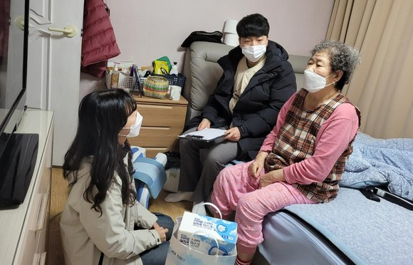 천안시 관계자가 지역사회 통합돌봄 대상자를 방문해 안부를 묻고 있다. ⓒ 천안시