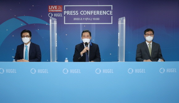 휴젤이 11일 오전 휴젤 서울사무소에서 진행한 ‘온라인 기자간담회’에서 손지훈 대표집행임원이 발표를 하고 있다. (좌측부터) 의학본부 문형진 부사장, 손지훈 대표집행임원, 영업마케팅본부 한선호 부사장. © 휴젤