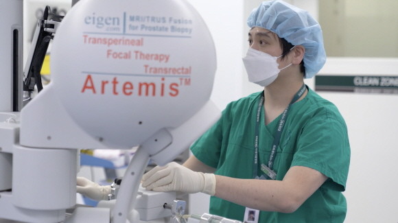 이대서울병원 비뇨의학과가 전립선암 등 전립선 질환 진단과 수술에서 전문성을 강화하기 위해 '전립선 정밀진단 치료 클리닉'을 신설하고 '로봇비뇨의학클리닉'을 확대했다. © 이대서울병원